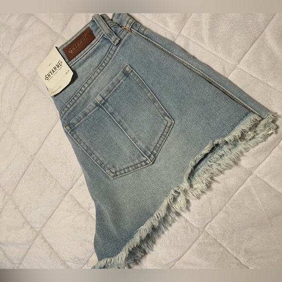 Shyanne • Light Wash High-Waisted Jean Shorts • 28W • NWT - Picture 3 of 9